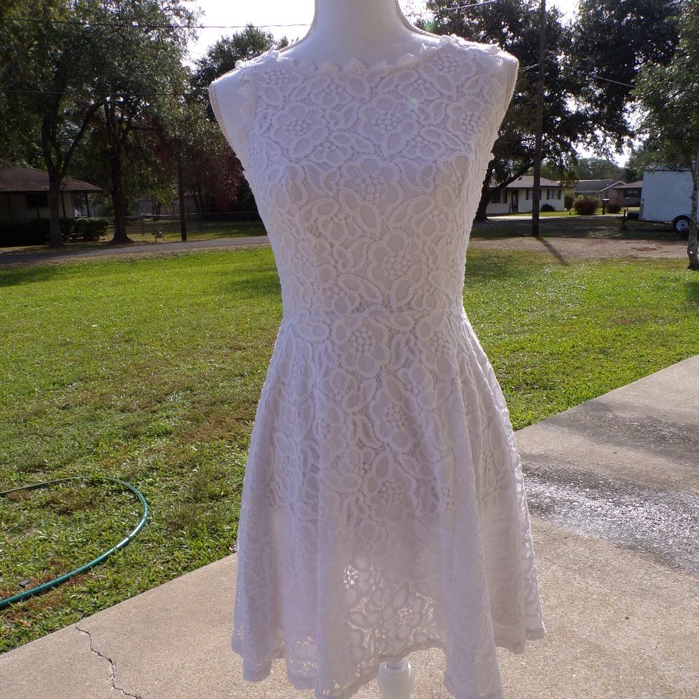 Pretty White Lace Dress Size 1 Ladies